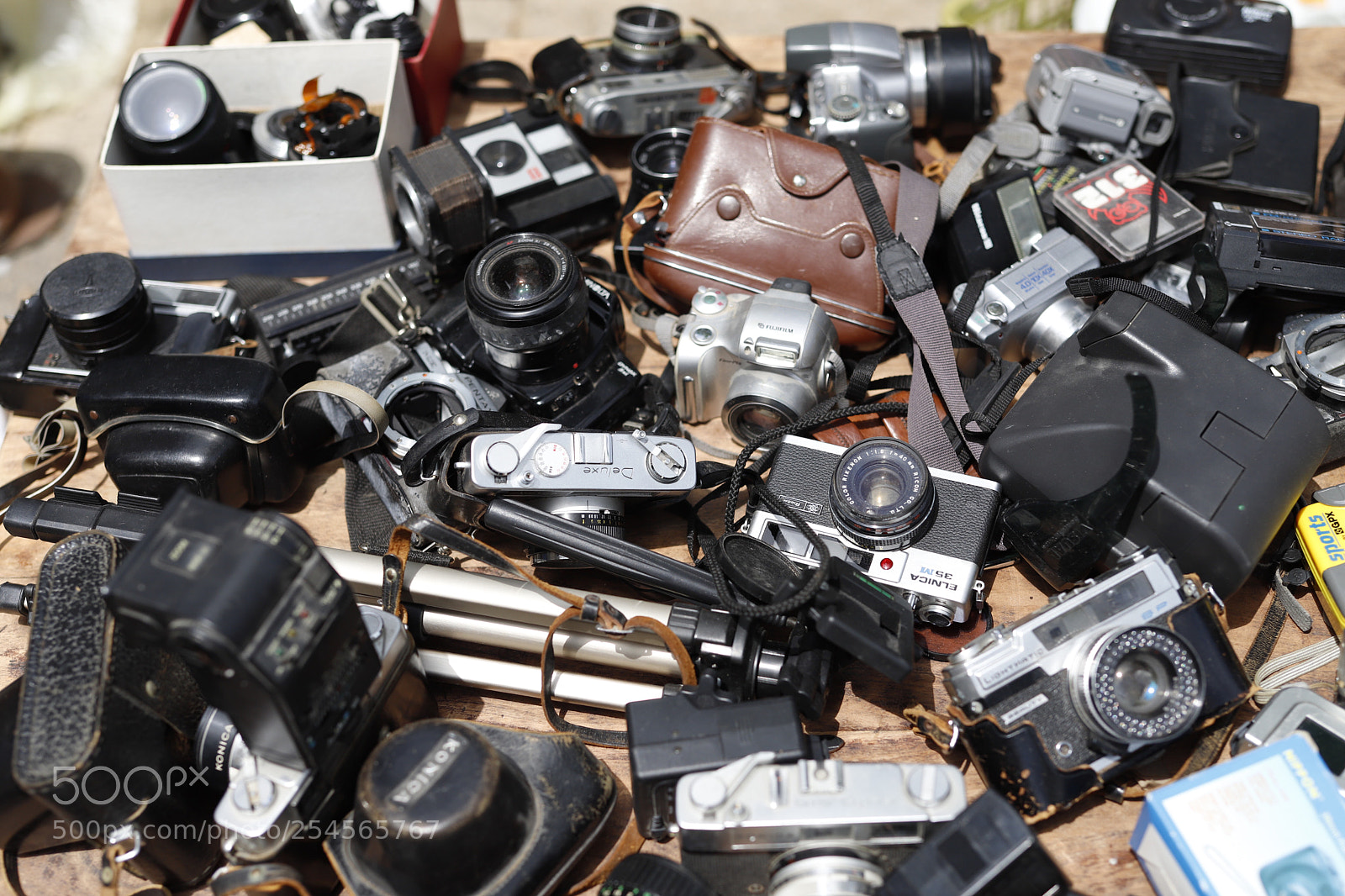 Canon EOS 6D Mark II sample photo. Flea market bargains photography