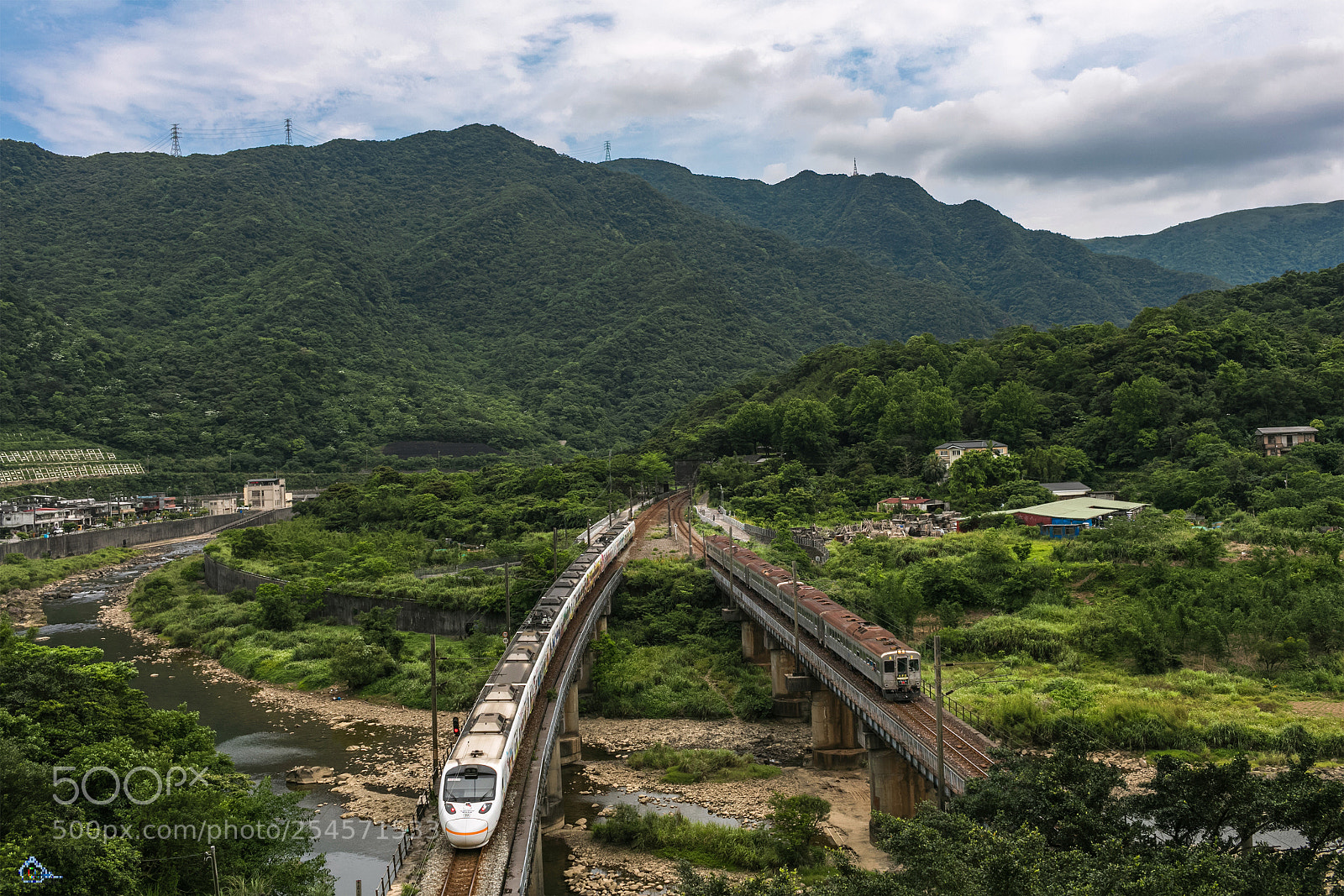 Canon EOS 5D Mark IV sample photo. 雲哥體會到鐵道攝影的真諦,在台灣每張鐵道都得來不易 有時讓自己像在叢林裡打游擊 有時又得穿越那陰森的 photography