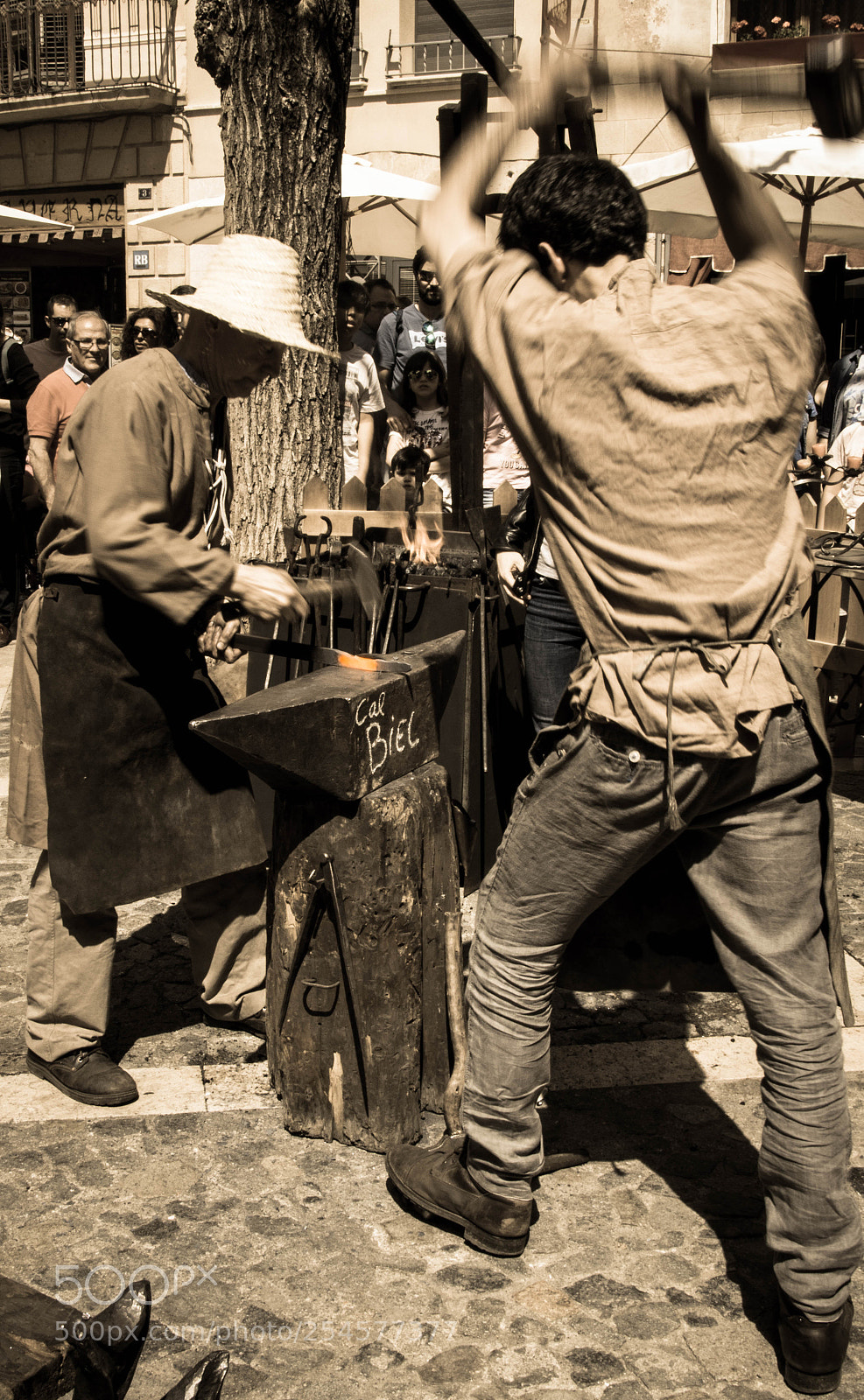 Canon EOS 750D (EOS Rebel T6i / EOS Kiss X8i) sample photo. Blacksmiths working on steel photography