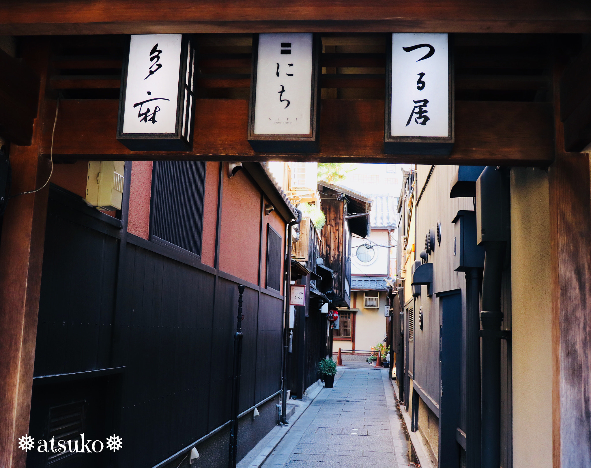 Canon EOS 200D (EOS Rebel SL2 / EOS Kiss X9) sample photo. An alley where geisha
may appear photography