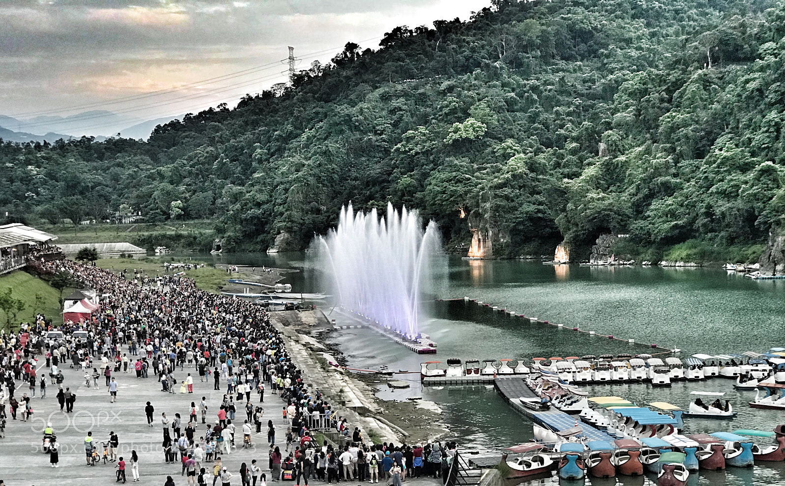 Apple iPhone 7 Plus sample photo. Dancing fountain show photography