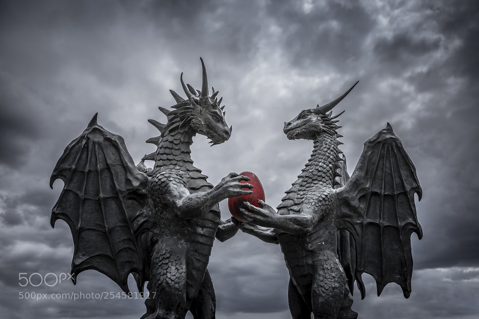 Canon EOS 5D Mark IV sample photo. "dragons in love" statue photography