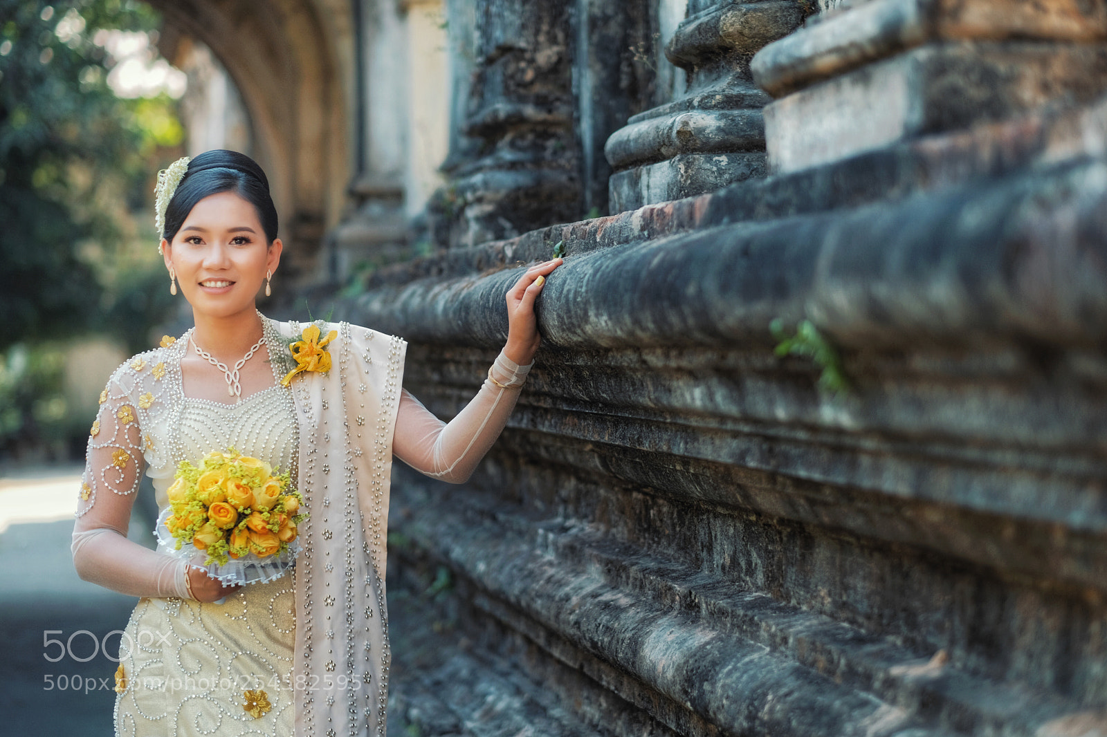 Fujifilm X-T2 sample photo. Myanmar traditional outfit ( woman ) photography