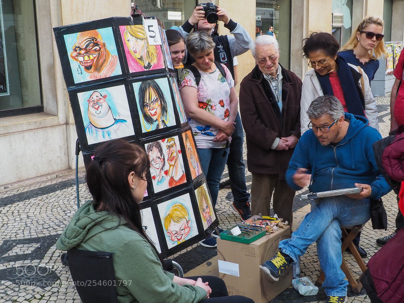 Olympus OM-D E-M10 III sample photo. Street cartoon artist photography