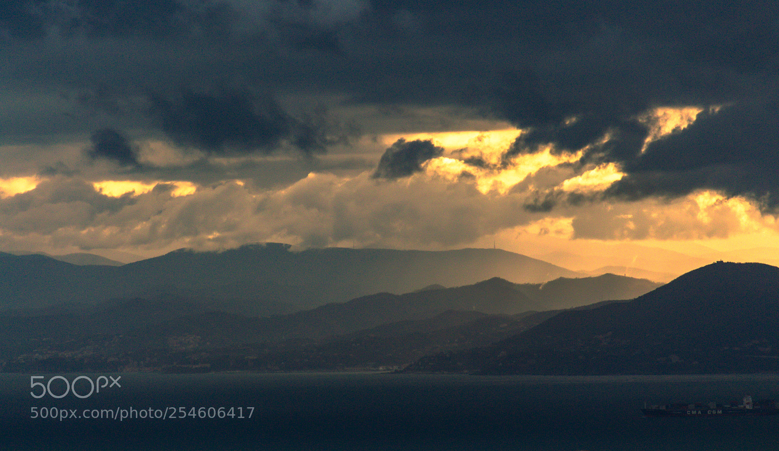 Canon EOS 700D (EOS Rebel T5i / EOS Kiss X7i) sample photo. Genoa blue clouds photography