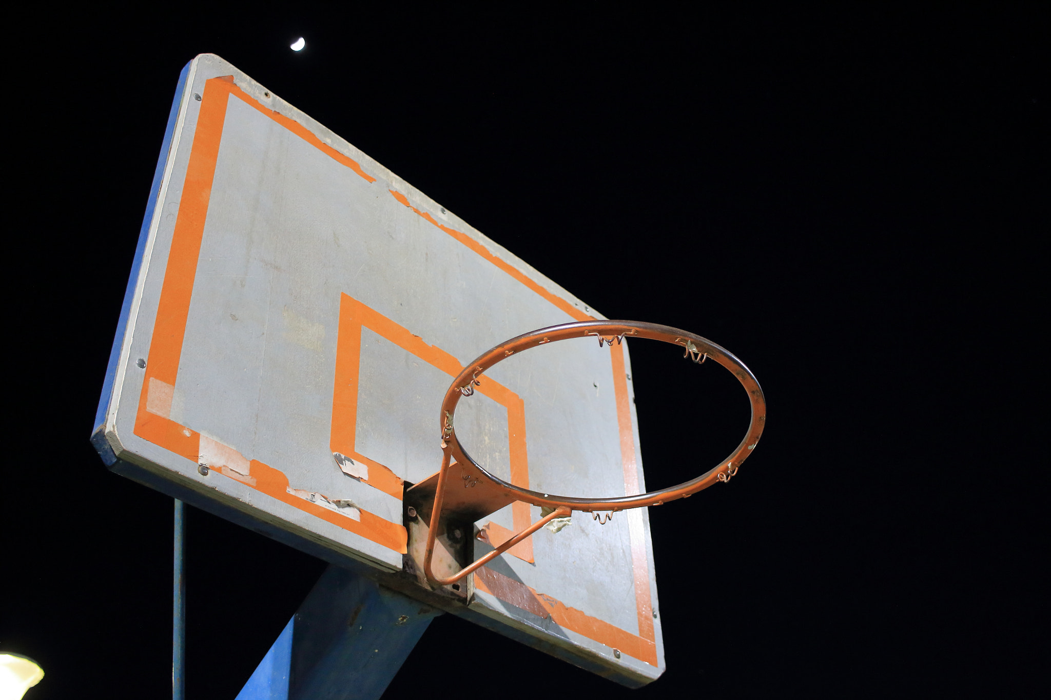 Canon EF-S 24mm F2.8 STM sample photo. Basketball pole photography