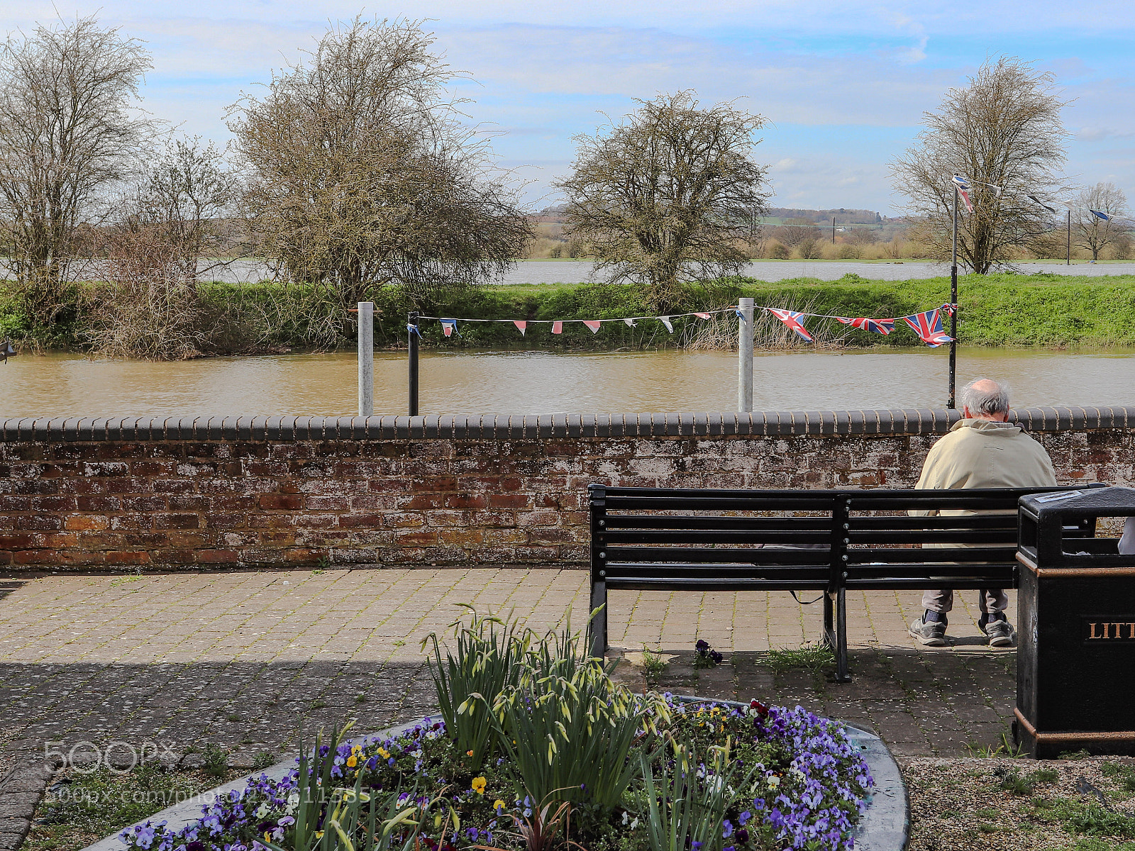 Canon EOS 200D (EOS Rebel SL2 / EOS Kiss X9) sample photo. Sat on the bench photography