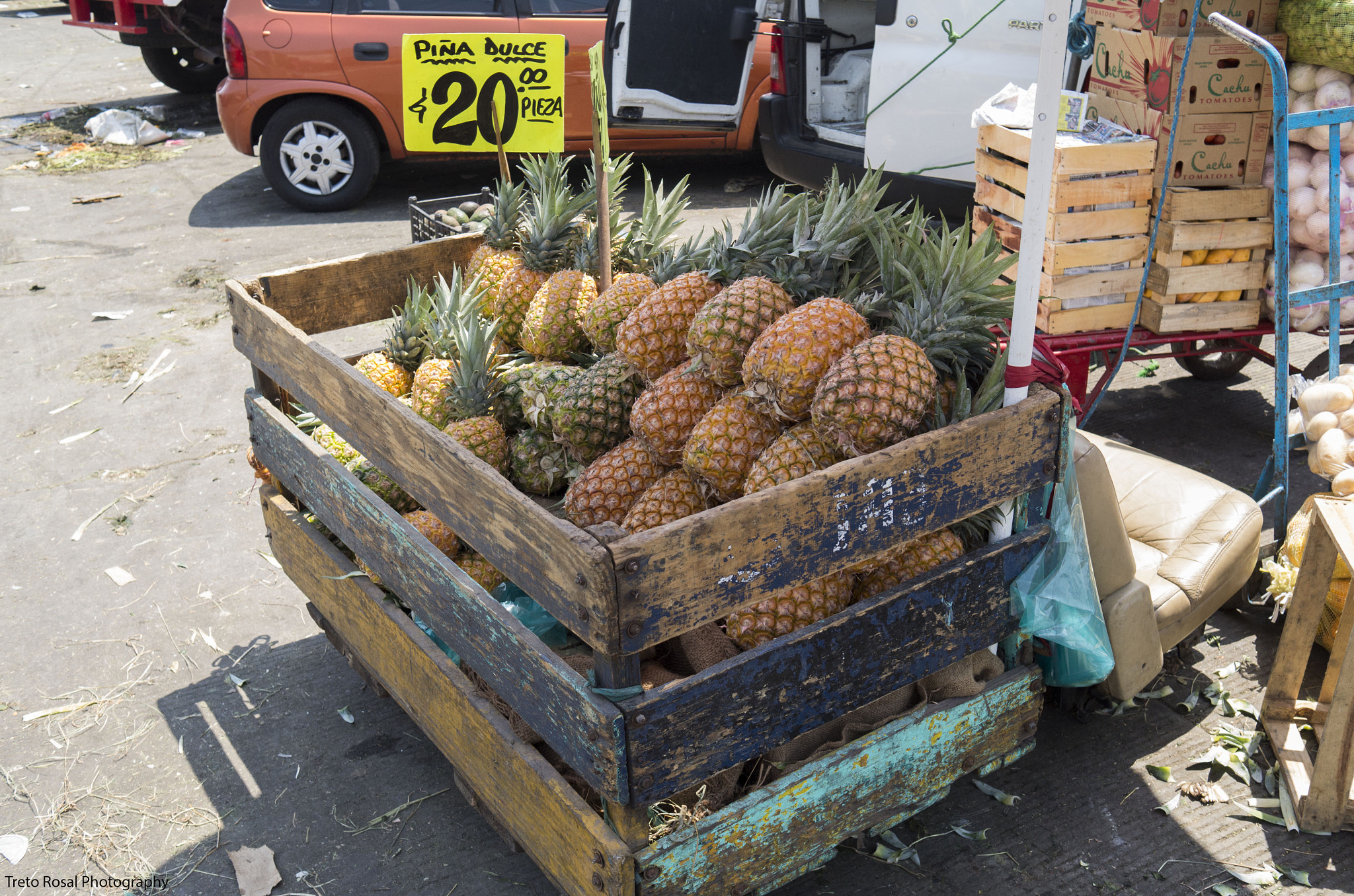 Leica X2 sample photo. Ananas for sale photography