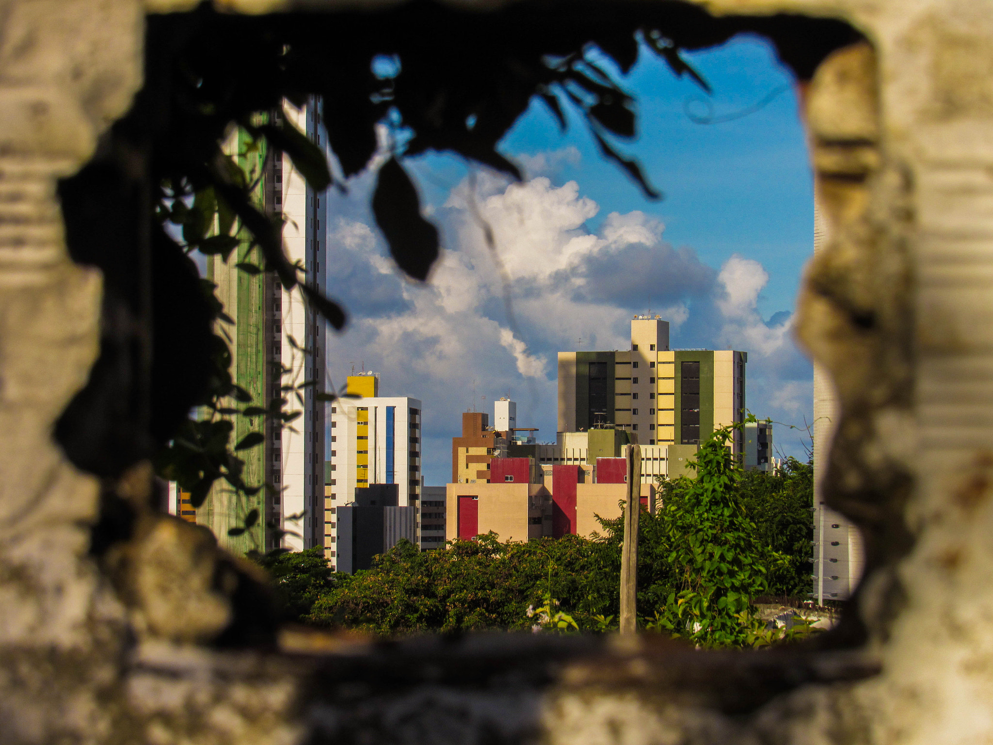 Canon PowerShot SX520 HS sample photo. Outside the wall photography