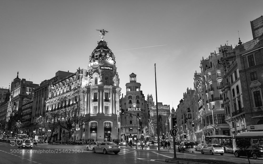 Leica Q (Typ 116) sample photo. Edificio metropolis photography