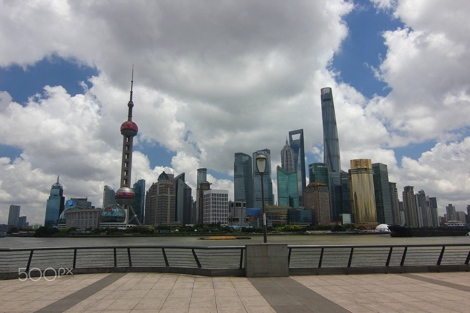 Canon EOS 550D (EOS Rebel T2i / EOS Kiss X4) sample photo. Shanghai on the promenade photography