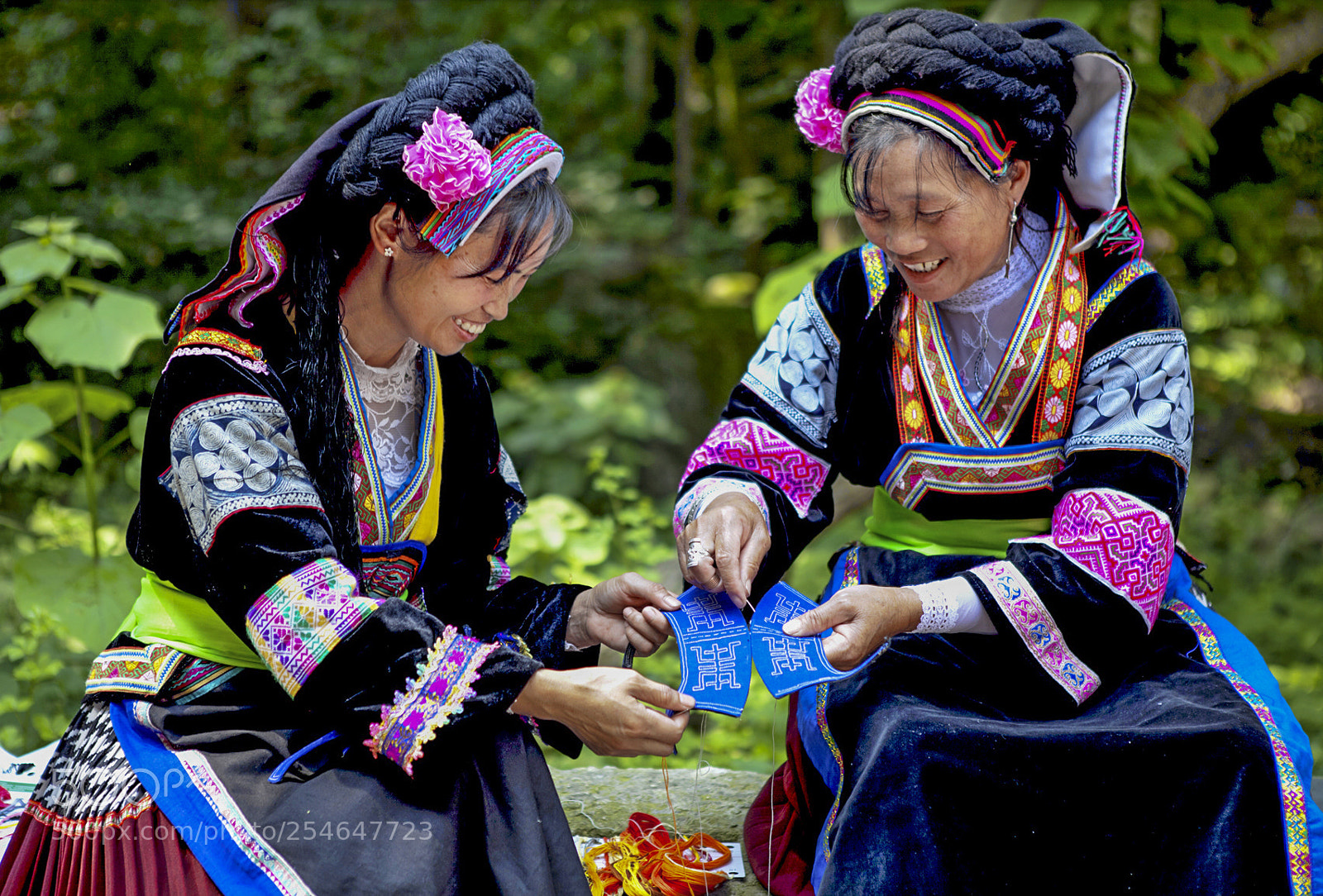 Canon EOS 5D Mark II sample photo. 苗族妇女绣花 photography