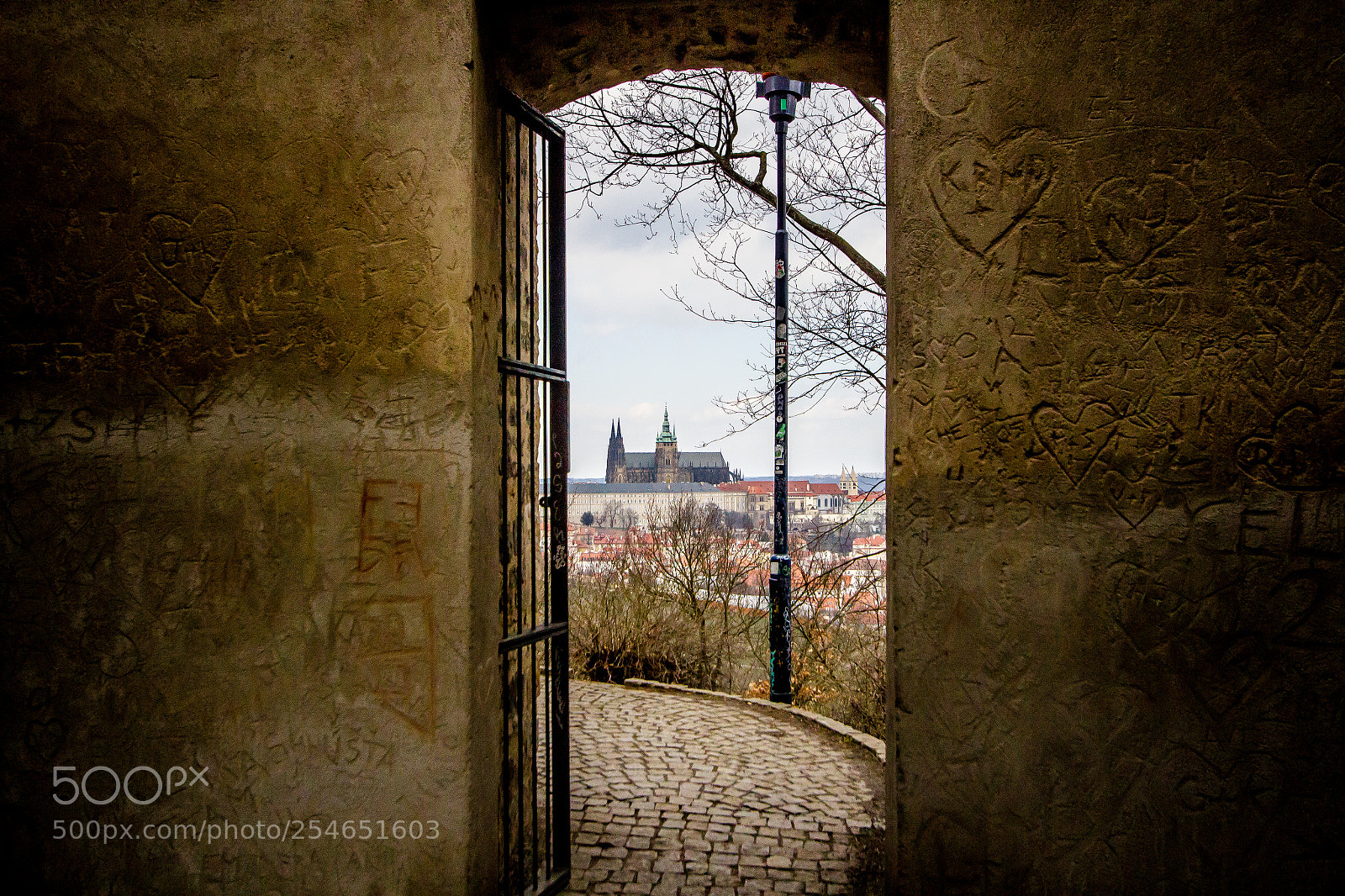 Canon EOS 600D (Rebel EOS T3i / EOS Kiss X5) sample photo. Framed praga castle photography