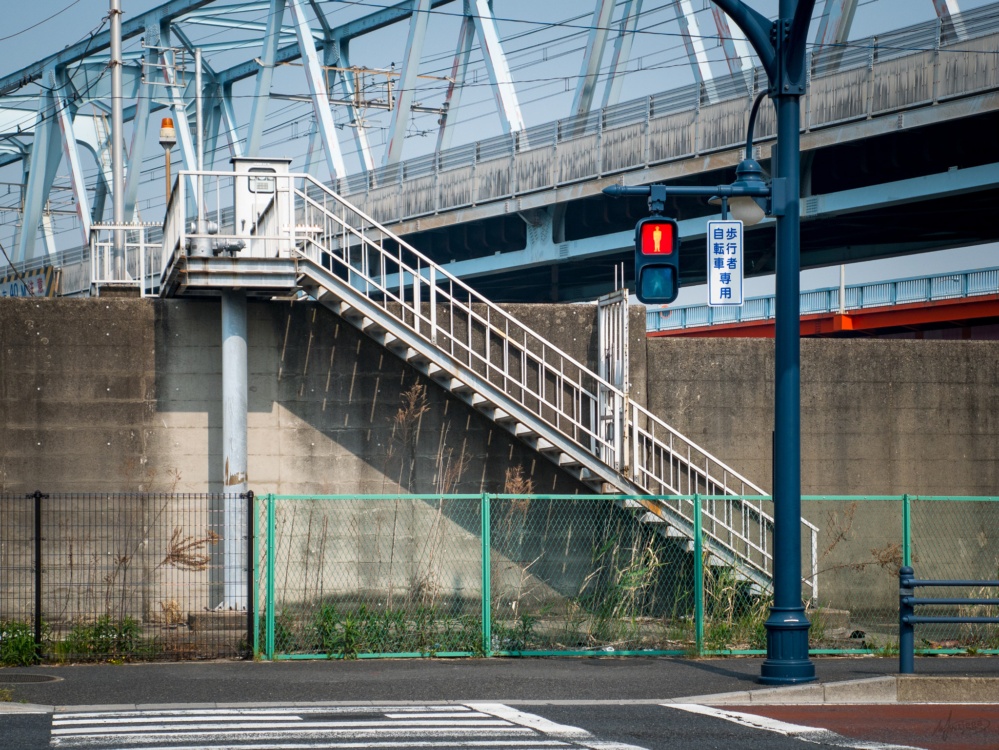 Panasonic Lumix DMC-GX85 (Lumix DMC-GX80 / Lumix DMC-GX7 Mark II) sample photo. Traffic light photography