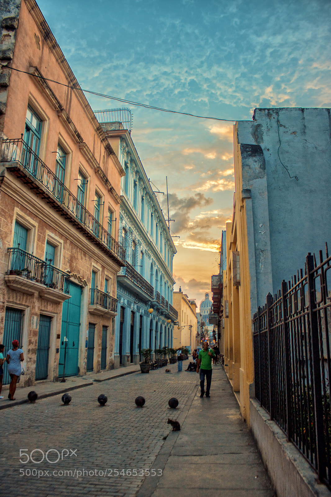 Canon EOS 750D (EOS Rebel T6i / EOS Kiss X8i) sample photo. Sunset in havana photography
