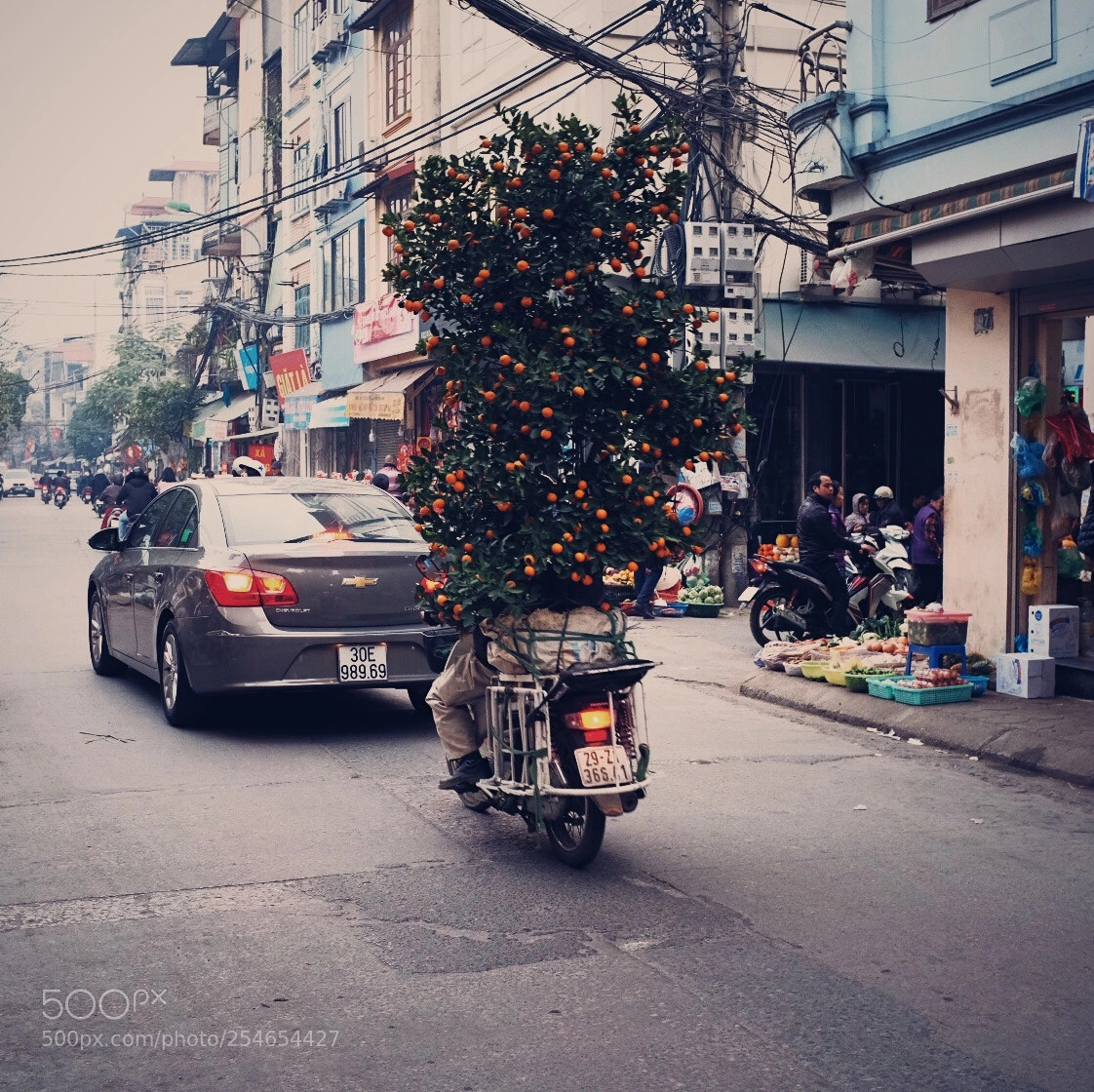 Fujifilm X100F sample photo. Christmas tree on moto photography