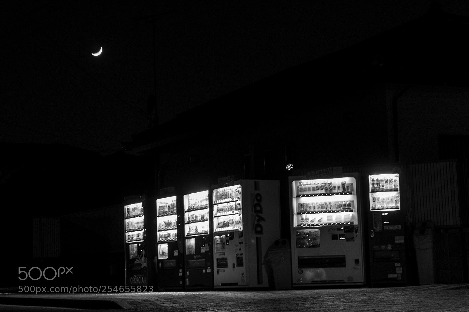 Sony a7 II sample photo. Vending machine and moon photography