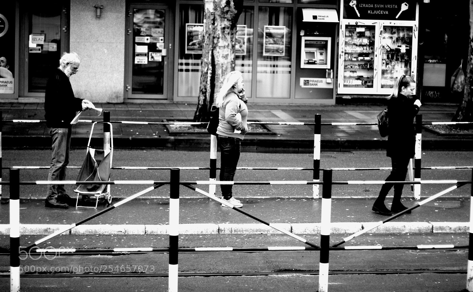 Canon EOS 550D (EOS Rebel T2i / EOS Kiss X4) sample photo. Bus view photography