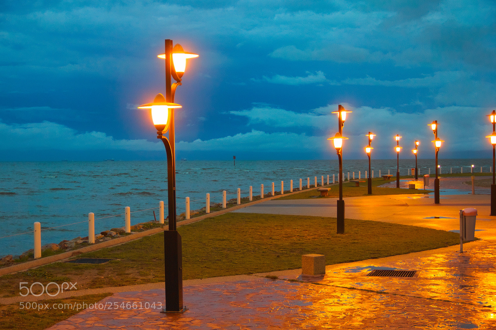 Canon EF-S 18-135mm F3.5-5.6 IS sample photo. Street lamp photography