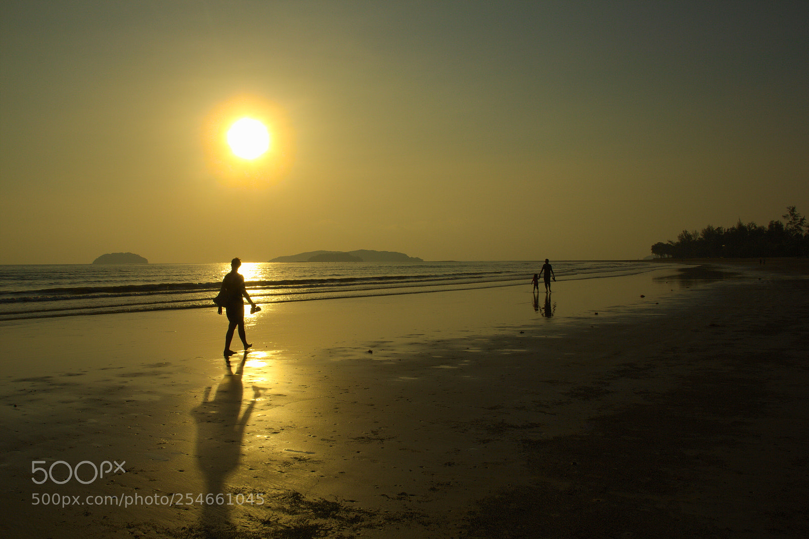 Canon EF-S 18-135mm F3.5-5.6 IS sample photo. Walking on the beach photography