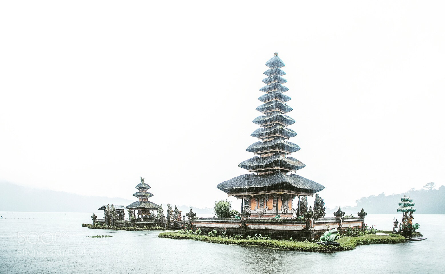 Canon EOS 5D Mark IV sample photo. Floating - ulun danu photography