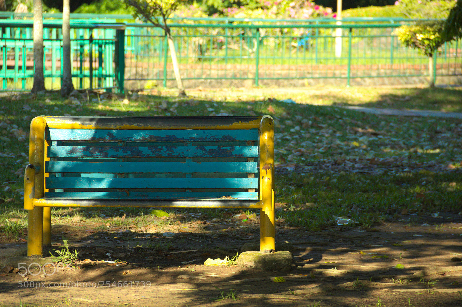 Canon EF-S 18-135mm F3.5-5.6 IS sample photo. Lonely bench photography