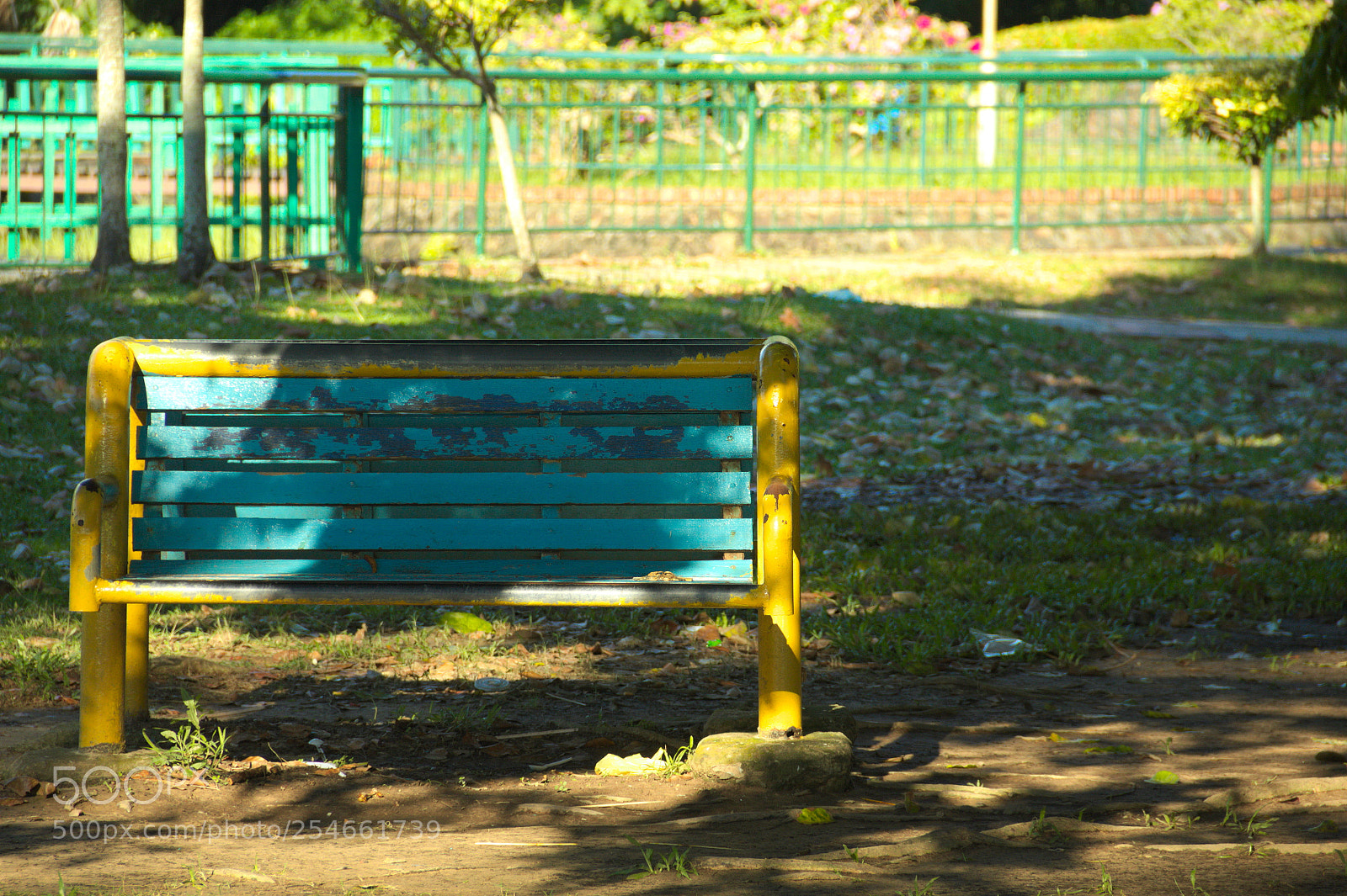 Canon EOS 550D (EOS Rebel T2i / EOS Kiss X4) + Canon EF-S 18-135mm F3.5-5.6 IS sample photo. Lonely bench photography