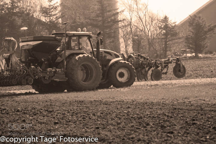 Canon EOS 1200D (EOS Rebel T5 / EOS Kiss X70 / EOS Hi) sample photo. Tractor in denmark photography
