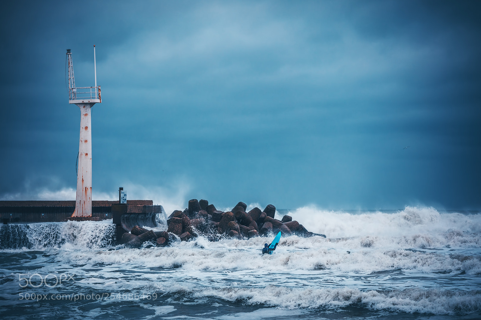 Canon EOS 5D Mark IV sample photo. Surfer catches huge waves photography