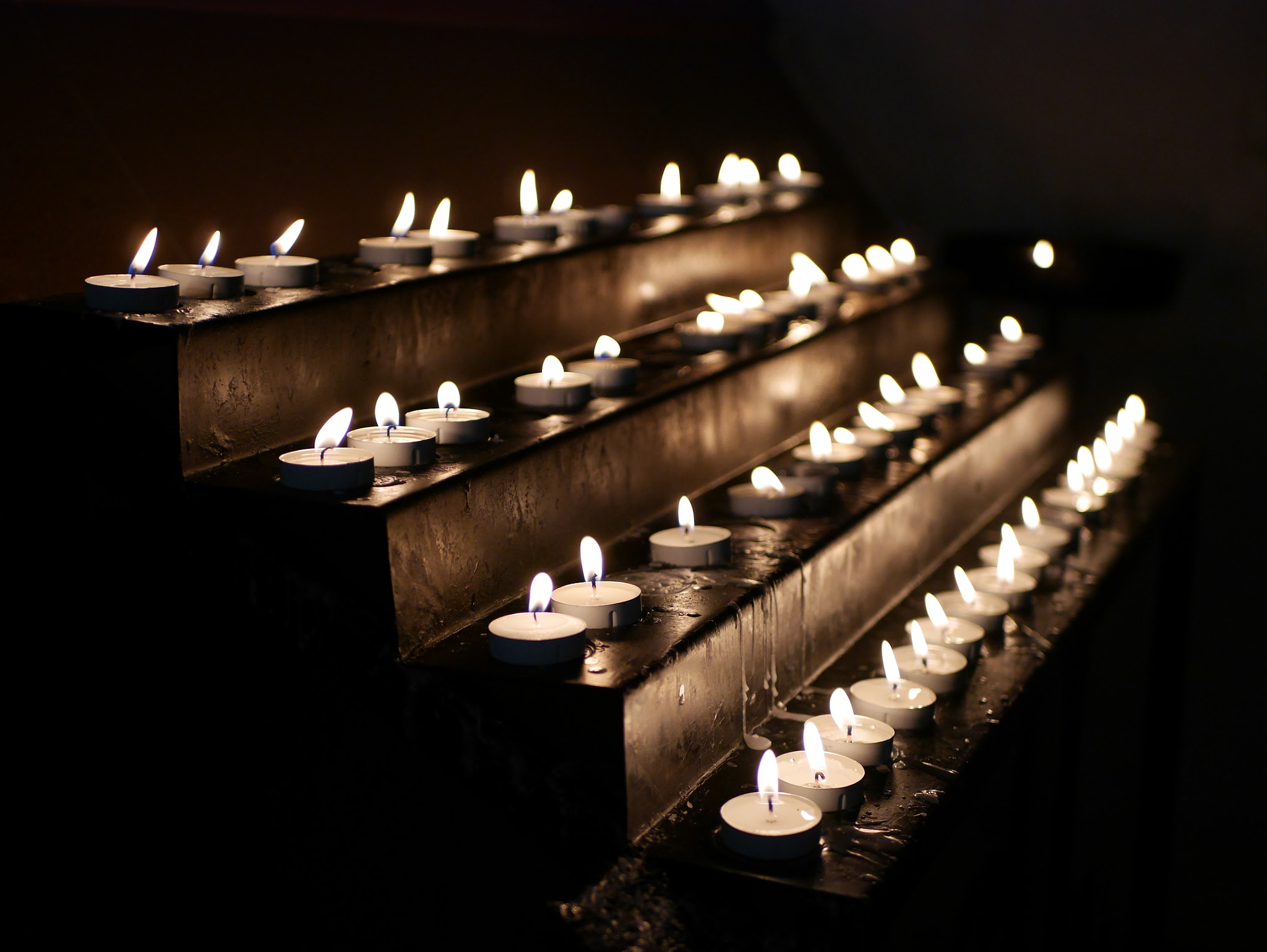 Panasonic Lumix DMC-GF7 sample photo. Flickering candles photography