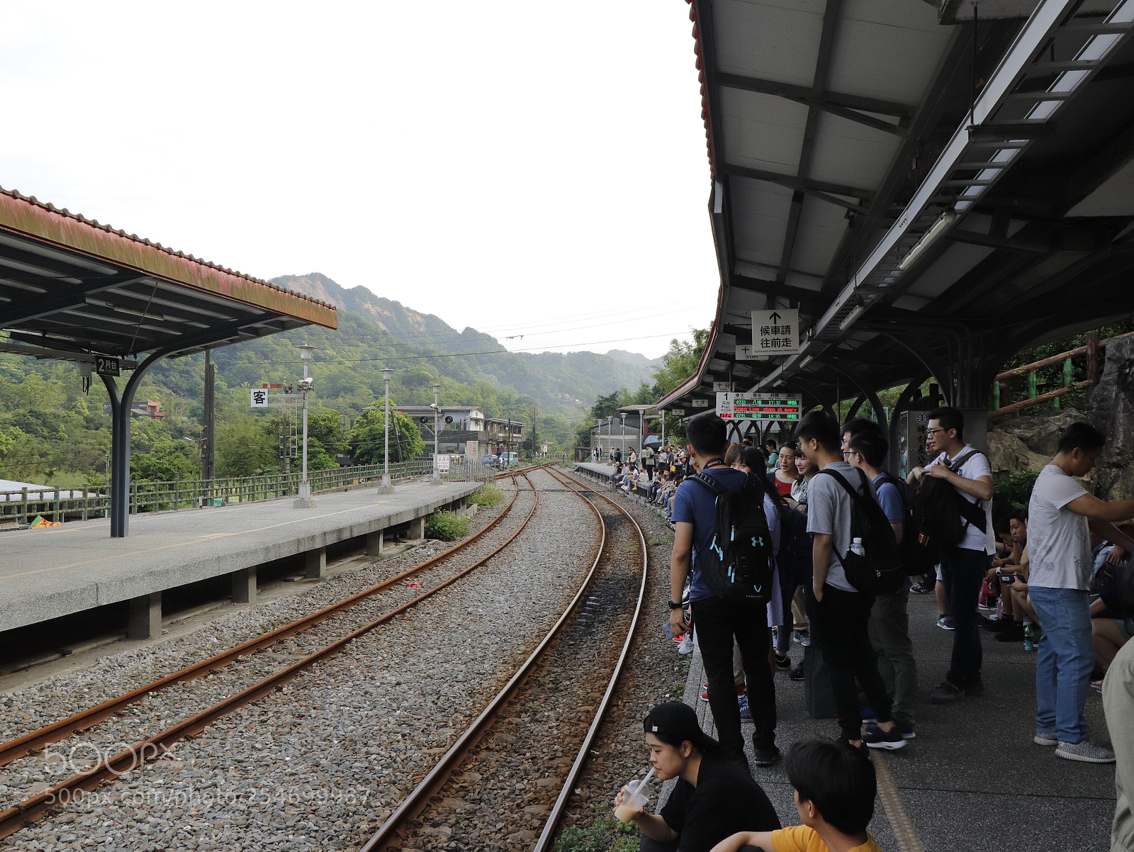 Canon EOS 77D (EOS 9000D / EOS 770D) sample photo. Shihfen station  photography