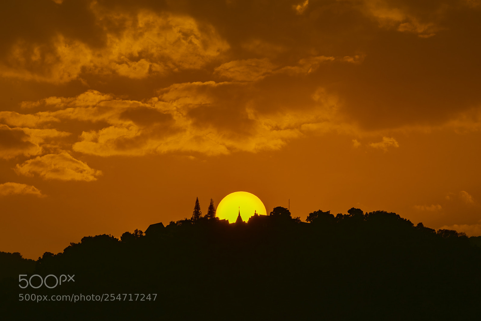 Canon EOS 5D Mark IV sample photo. Sunset over wat phra photography