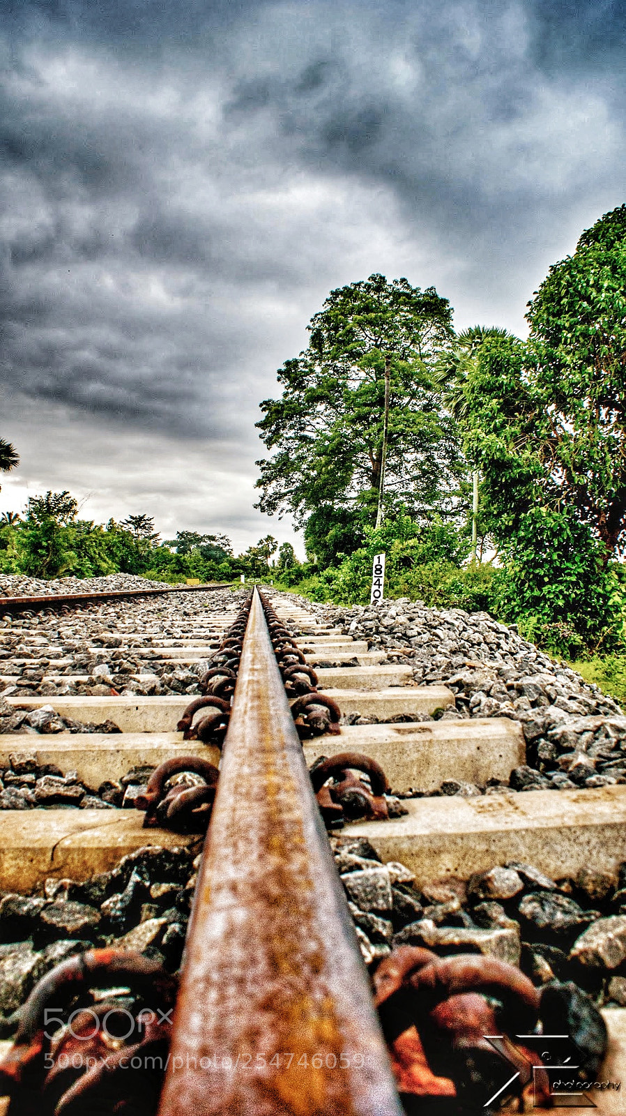 Sony Alpha DSLR-A350 sample photo. Empty tracks photography