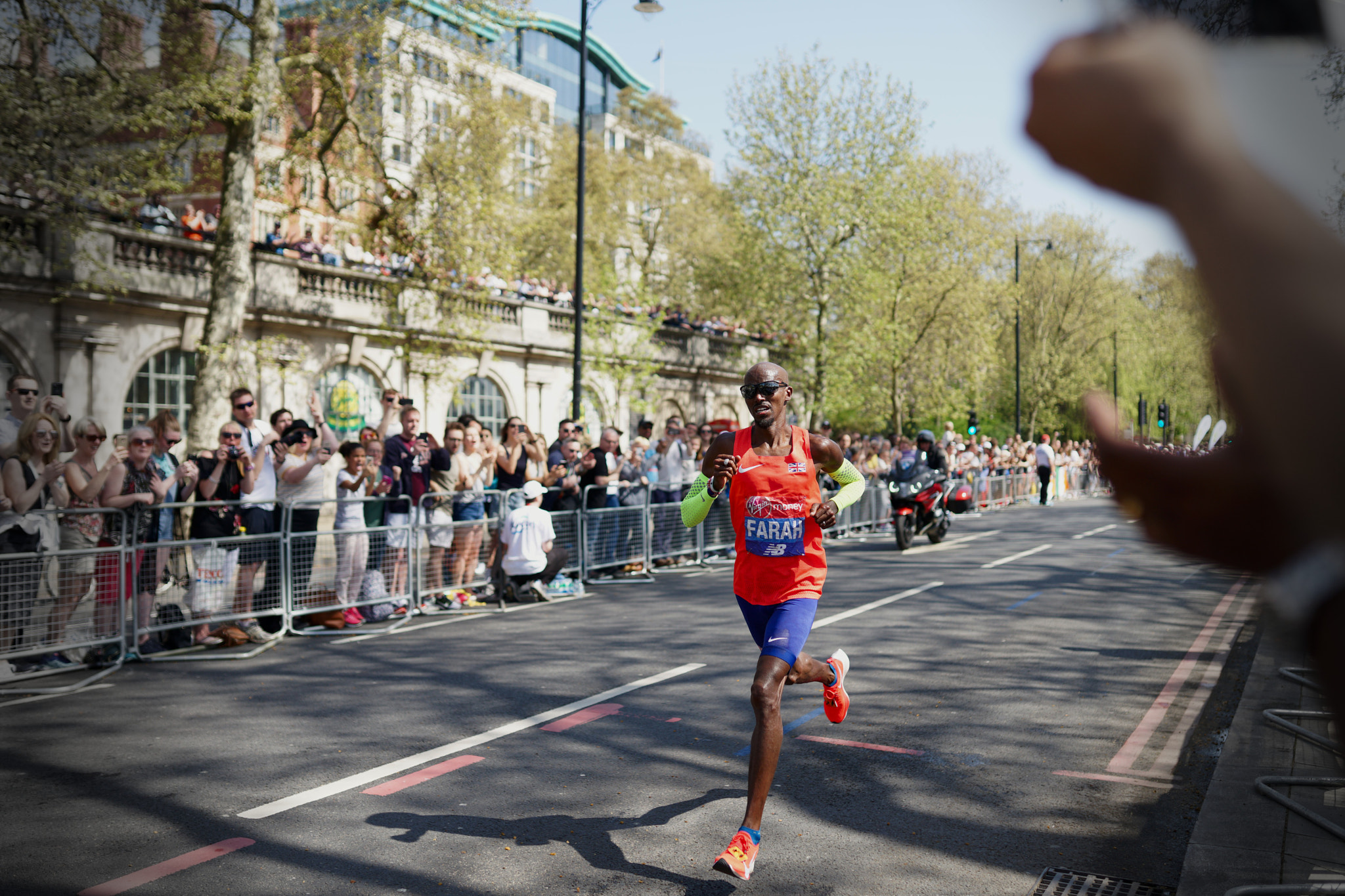 Sony Distagon T* FE 35mm F1.4 ZA sample photo. London marathon 2018 - sir mo farah photography