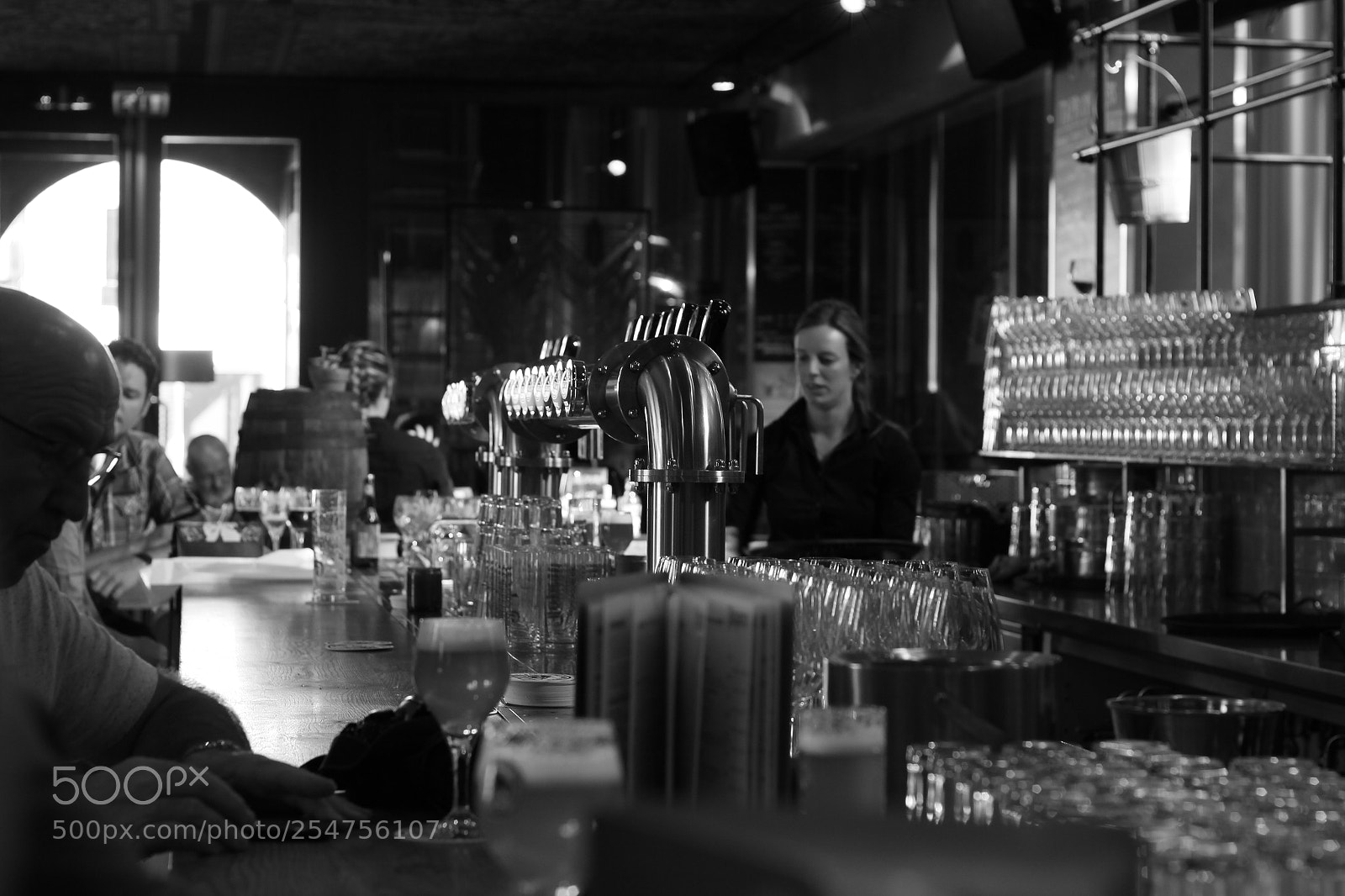 Canon EOS 600D (Rebel EOS T3i / EOS Kiss X5) + Canon EF 50mm F1.8 II sample photo. @ the bar photography