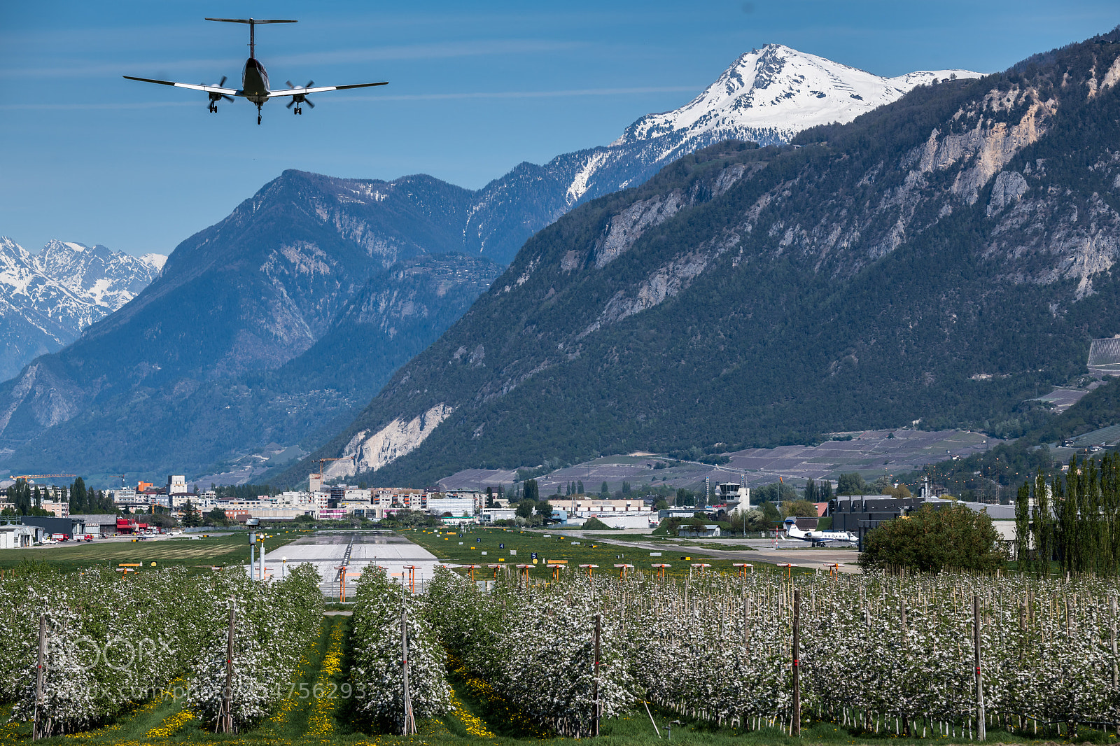 Nikon D850 sample photo. Plane lands in the photography
