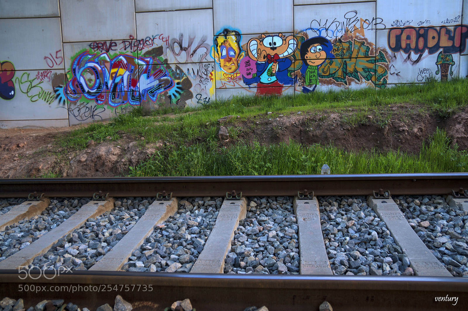 Sony a6500 sample photo. Waiting for the train photography