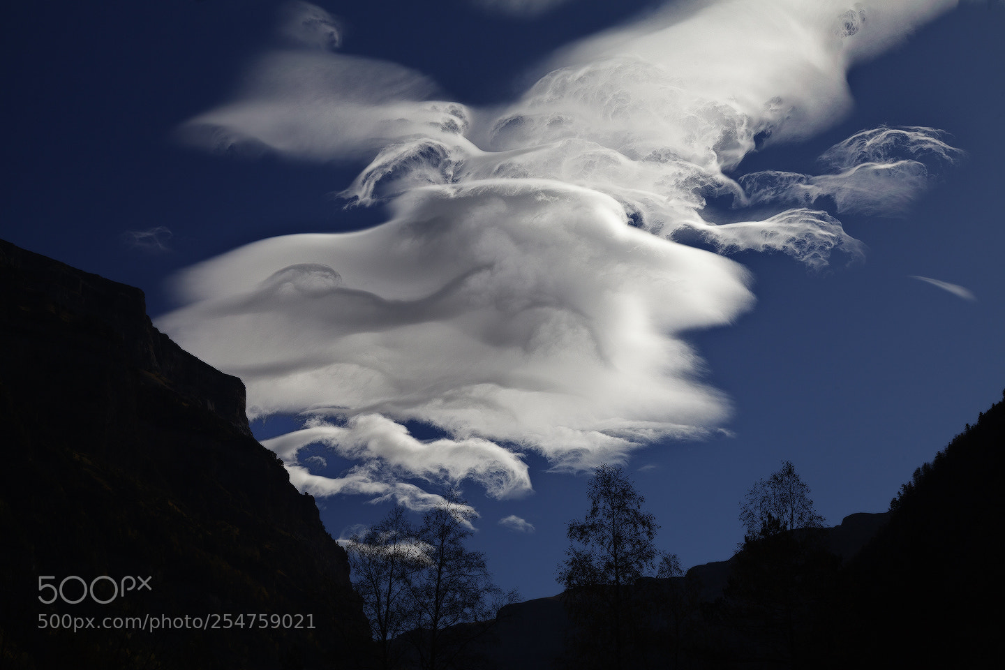 Canon EOS 5D Mark II sample photo. Ghost cloud photography