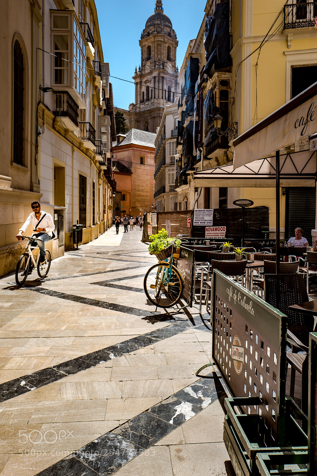 Leica Q (Typ 116) sample photo. Spanish street at lunch photography