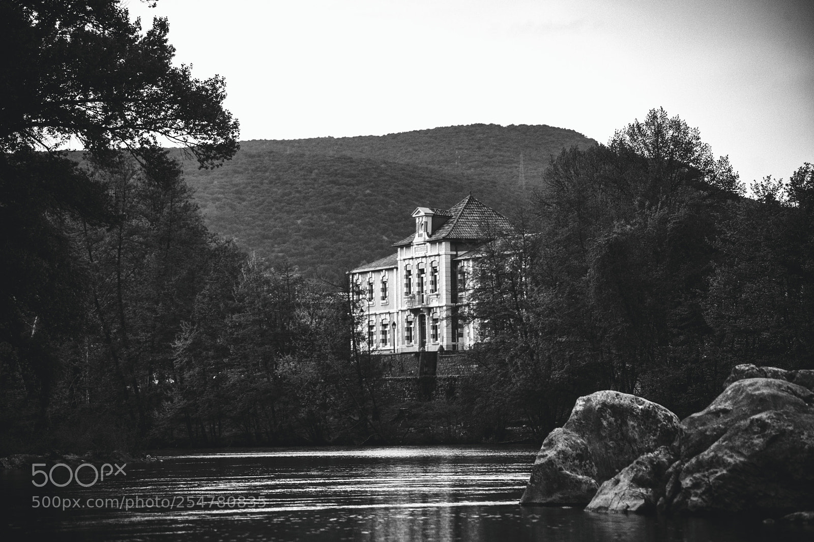 Canon EOS 5D Mark IV sample photo. Laroque, france photography