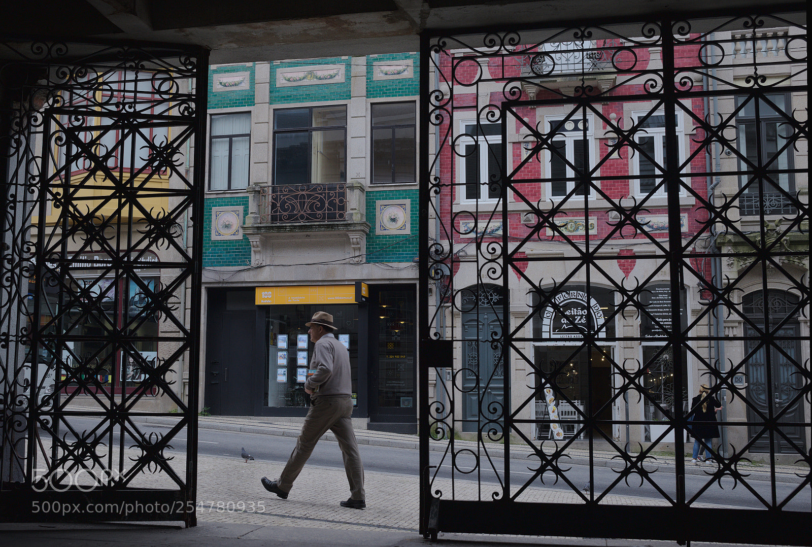 Canon EOS 6D + Canon EF 40mm F2.8 STM sample photo. Saida do bolhão photography