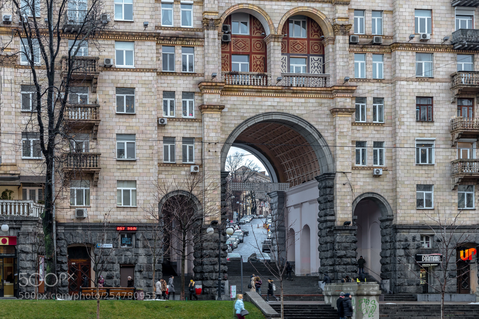 Canon EOS 80D sample photo. Gate at khreschatyk street photography