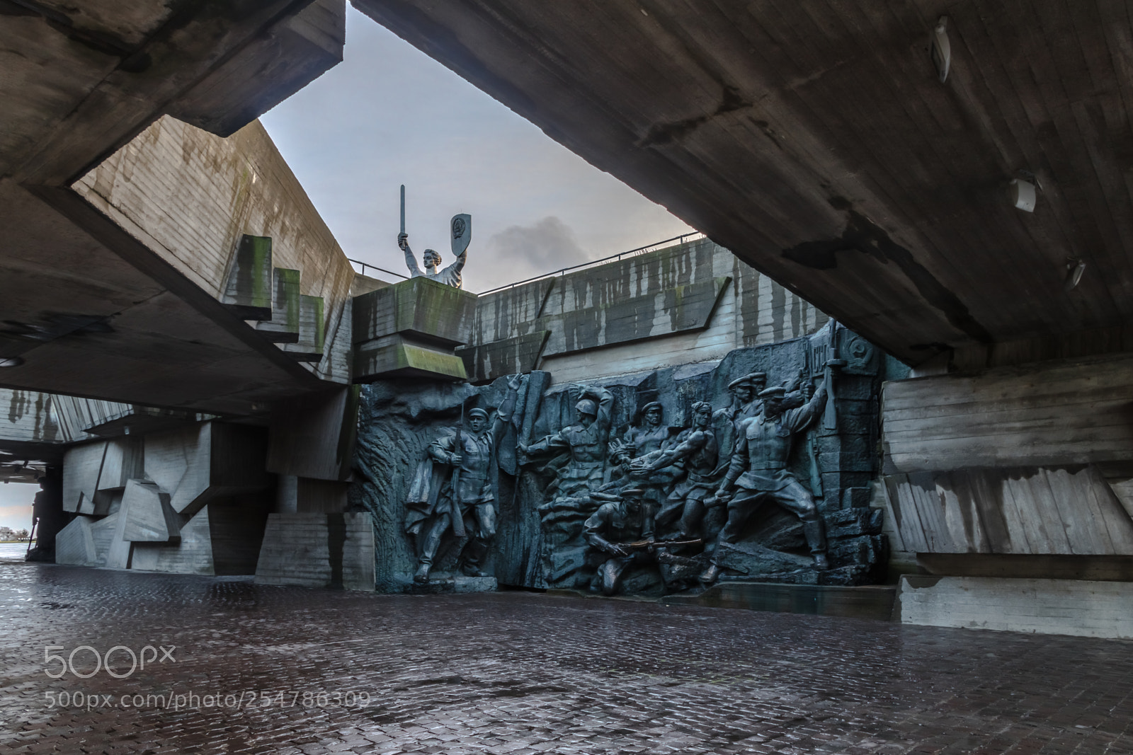 Canon EOS 80D sample photo. Statues near the war photography