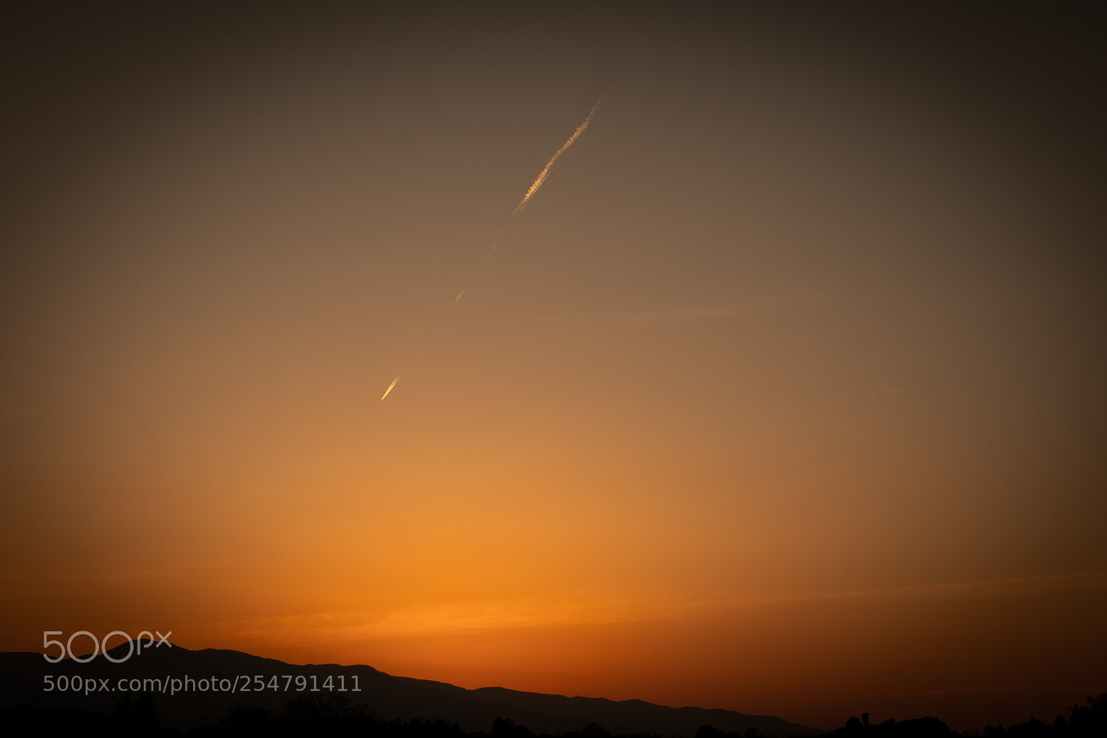 Canon EOS 5D Mark IV sample photo. Sunset with contrail photography