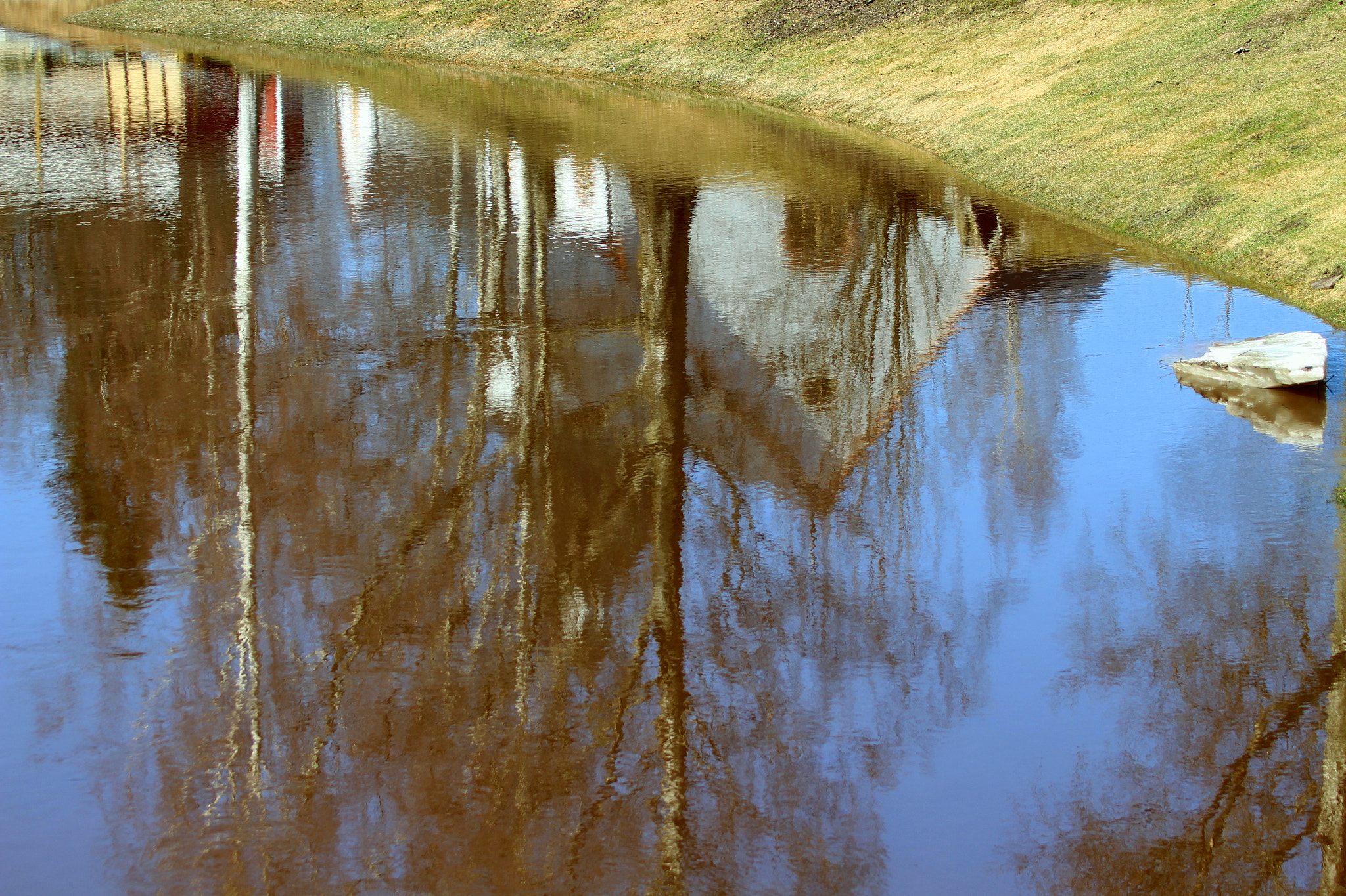 Canon EOS 700D (EOS Rebel T5i / EOS Kiss X7i) sample photo. The reflection of olf museum. photography