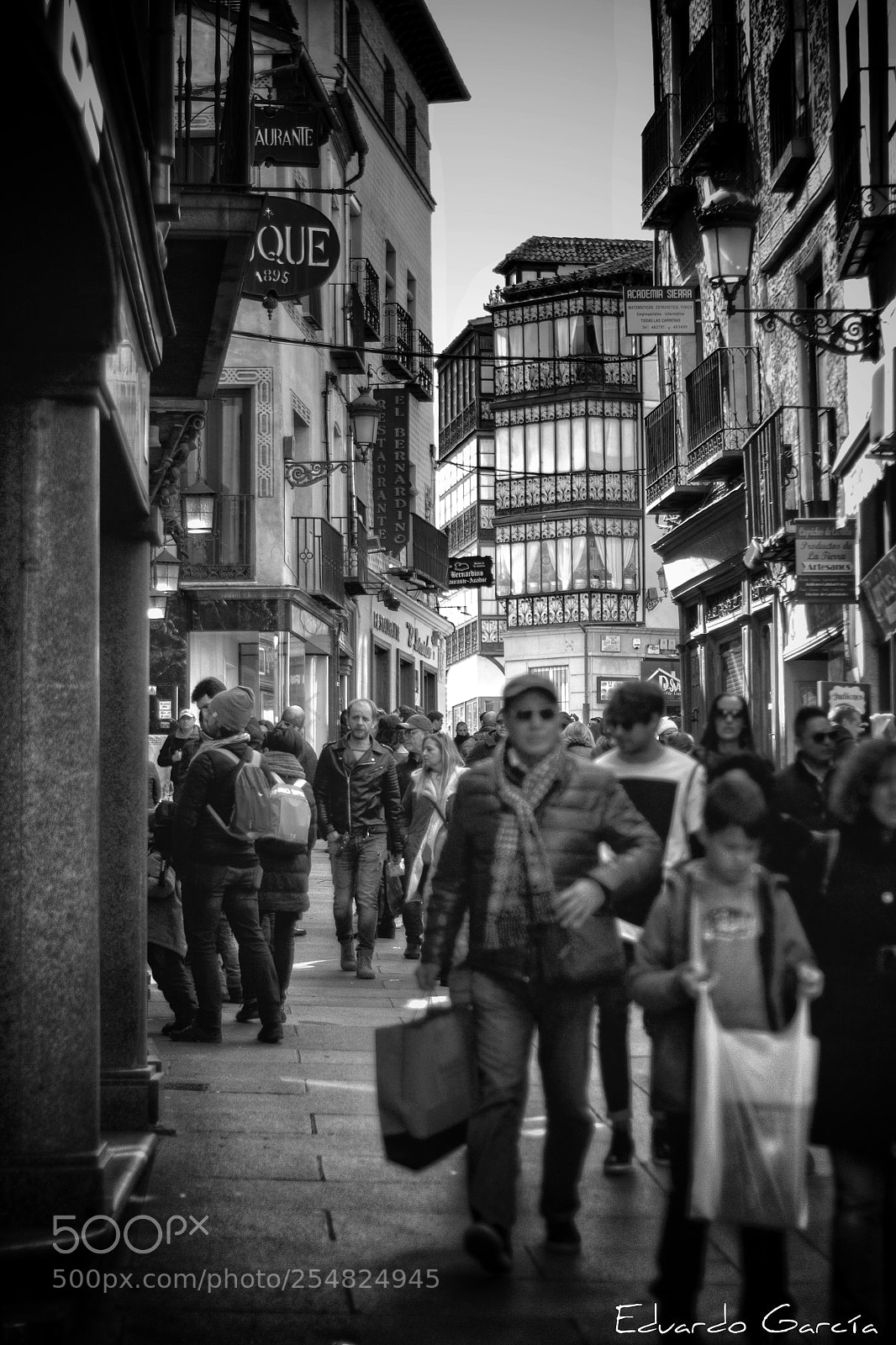 Canon EOS 600D (Rebel EOS T3i / EOS Kiss X5) sample photo. In the crowd photography