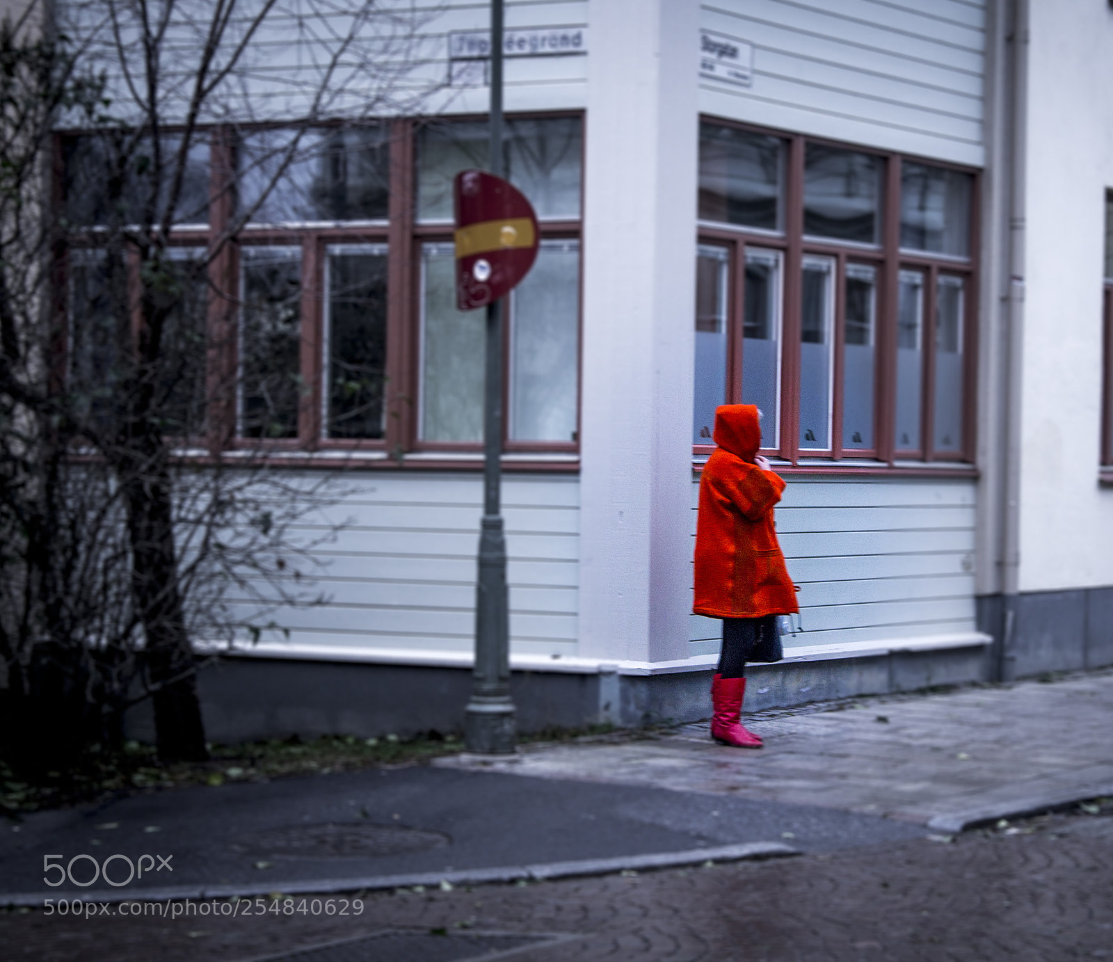 Canon EOS 1100D (EOS Rebel T3 / EOS Kiss X50) sample photo. A woman in red photography