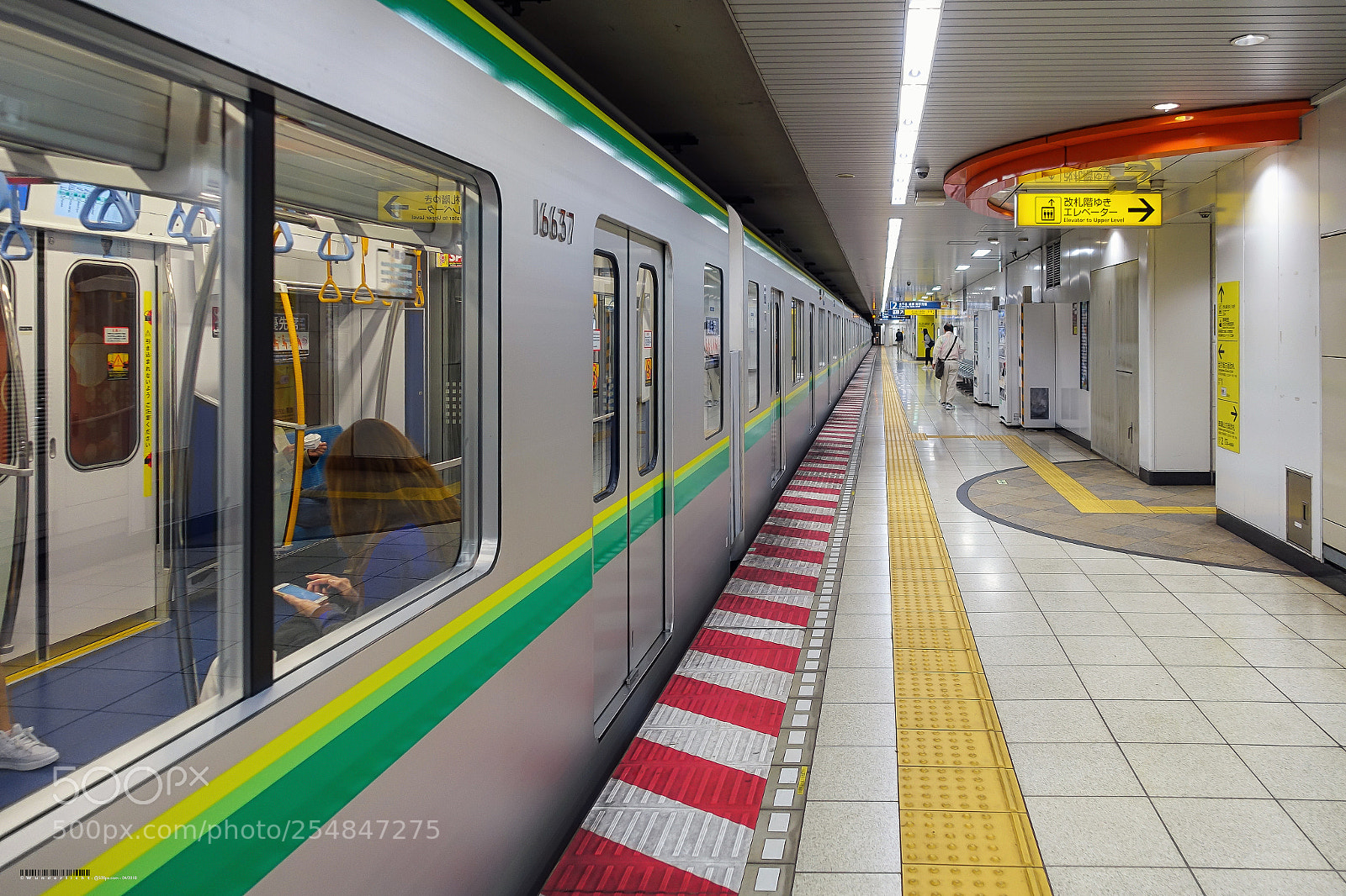 Sony Cyber-shot DSC-RX100 III sample photo. Subway station, tokyo photography