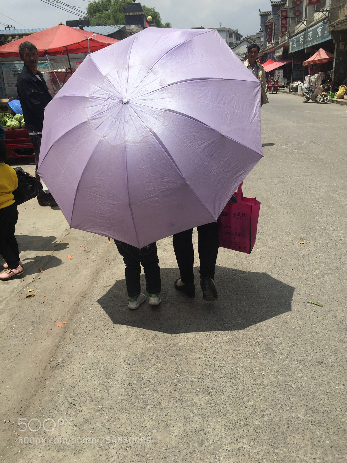 Apple iPhone 6 sample photo. 打伞人 photography