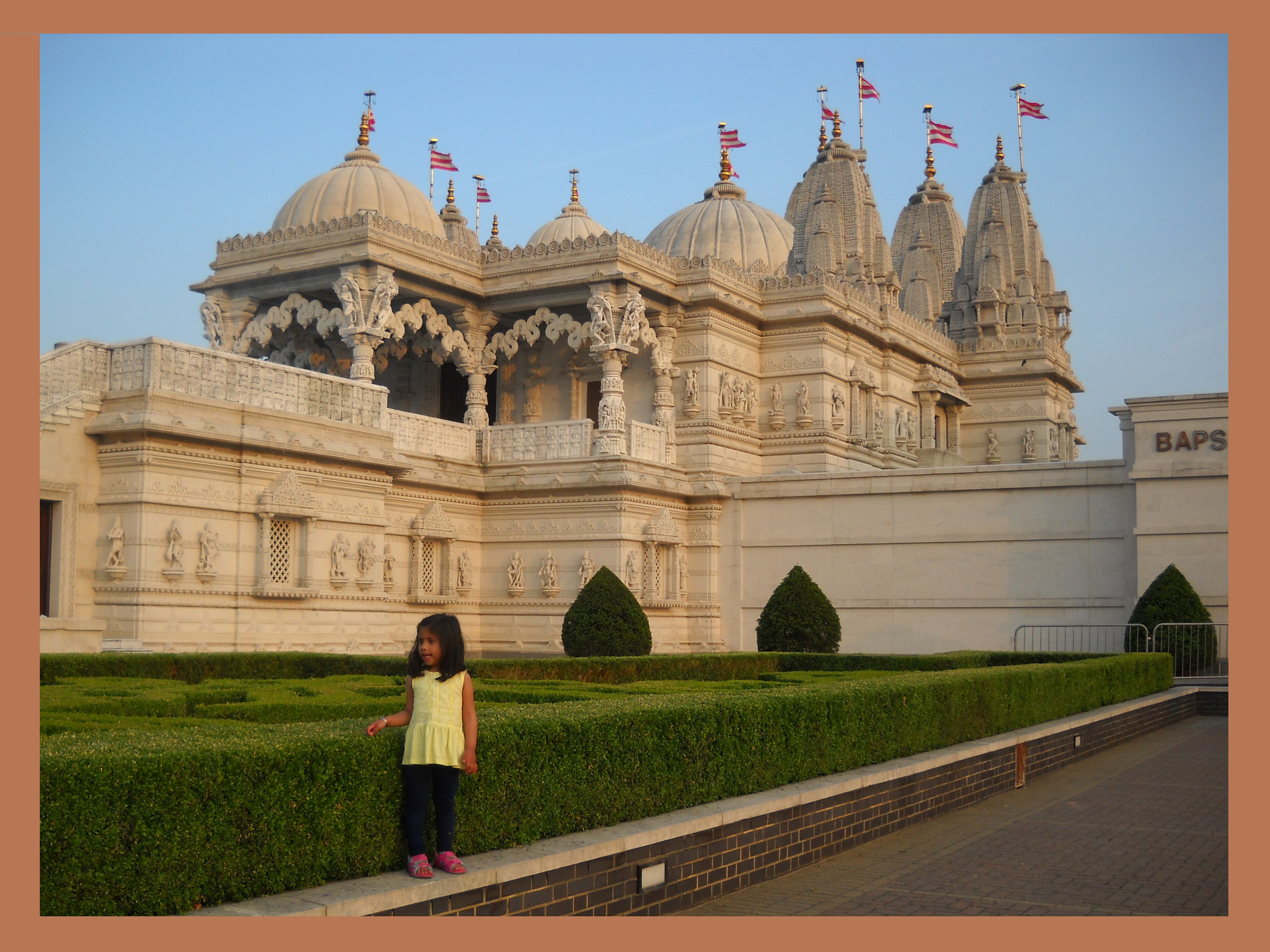 Nikon Coolpix L20 sample photo. Swaminarayan famous  hindu temple at london photography